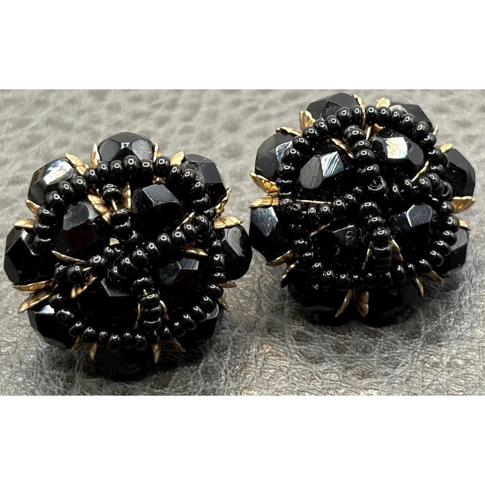 VTG Vogue Jewelry Black Glass Bead Cluster Cluster Earrings Clip-On Gold Tone